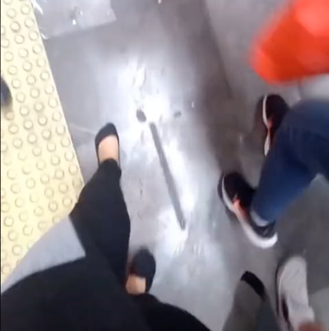 Pierde su zapato en el Metro