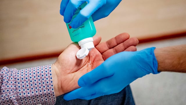 Las marcas de lujo comenzarán a producir gel antibacterial