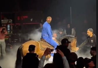 Bad Bunny montado en caballo da inicio a su gira “Most Wanted Tour”