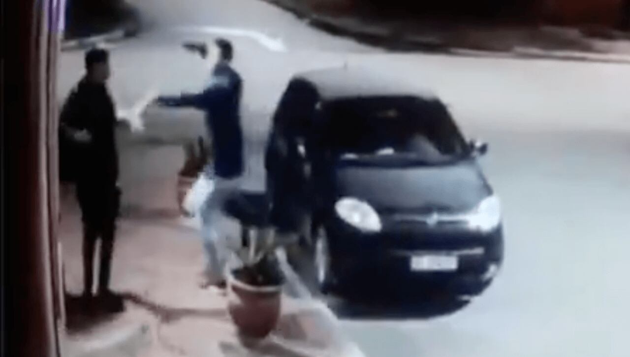 El ladrón amagó a su fallida víctima con una pistola.