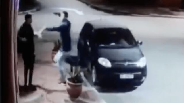 El ladrón amagó a su fallida víctima con una pistola.