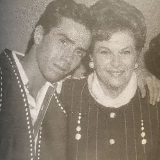 Radamés de Jesús y su abuela Carmen Montejo.