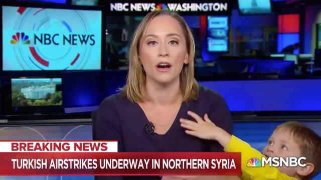 Niño interrumpe a su madre en noticiario en vivo.