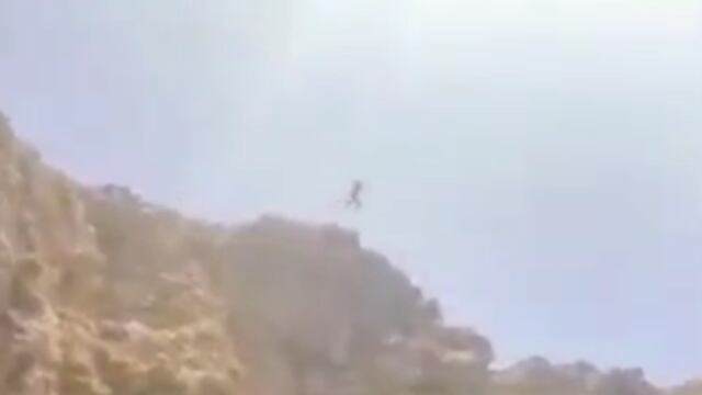 Turista saltando desde un acantilado en las islas Malgrats