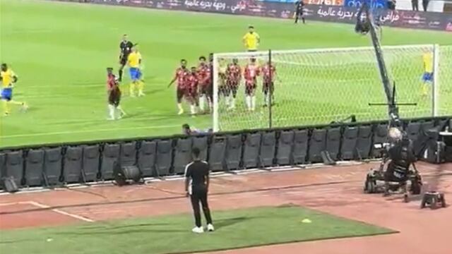 Cristiano Ronaldo noquea a un camarógrafo