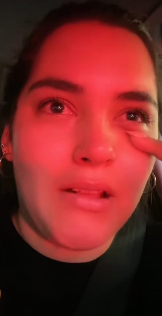 Joven llorando porque su perro quedó "pelón"