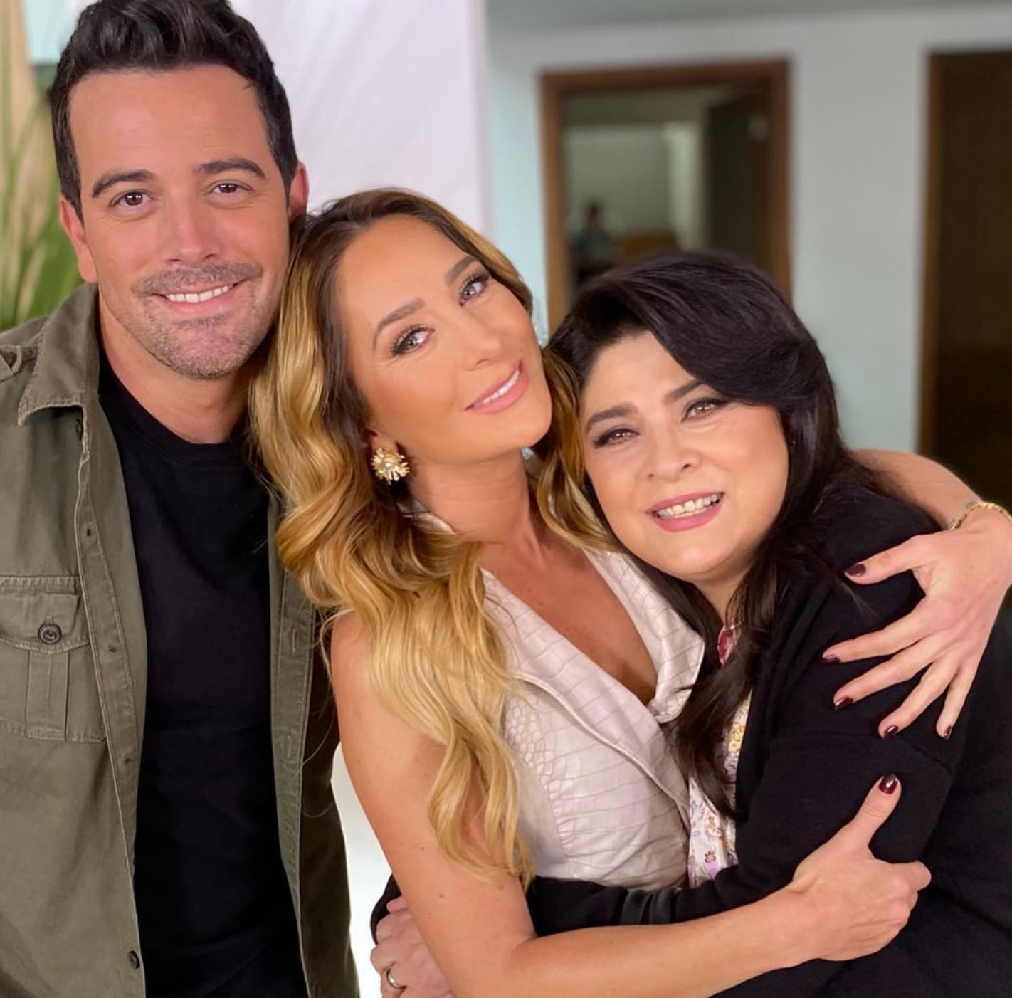 Geraldine Bazán con sus compañeros de 'Corona de esperanza'