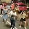 VIDEO: Bailan el payaso de rodeo tras quedar atrapados en el tráfico en Michoacán