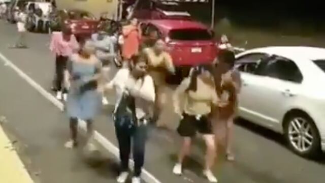 Automovilistas bailando payaso de rodeo por tráfico en Michoacán