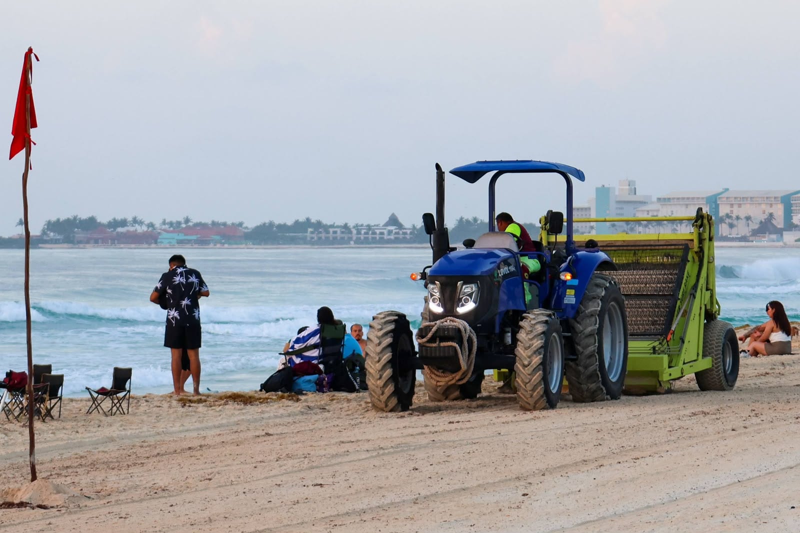 Ayuntamiento de Cancún refuerza limpieza de playas durante vacaciones