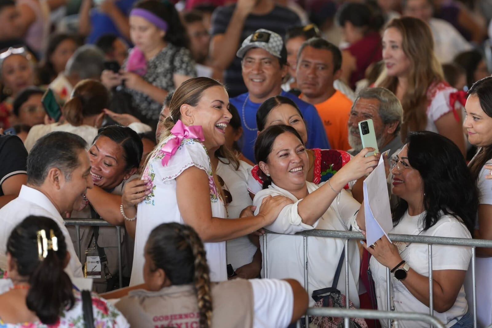 Cecilia Patrón asiste a informe de Claudia Sheinbaum en Yucatán