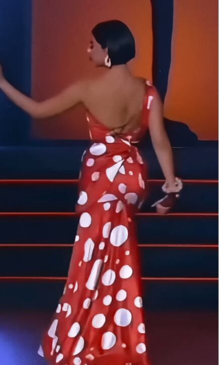 Ángela Aguilar usando un vestido rojo