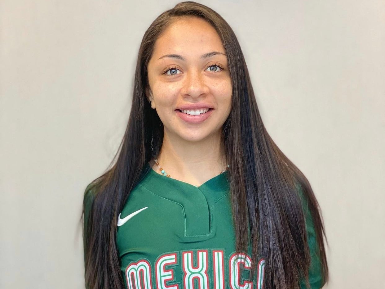Stefania Aradillas conservó sus uniformes de softbol