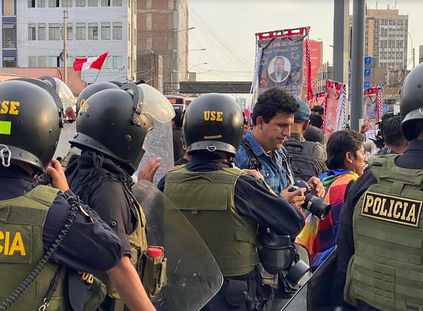 Policía en protestas en Perú. Foto/Plácido Garza