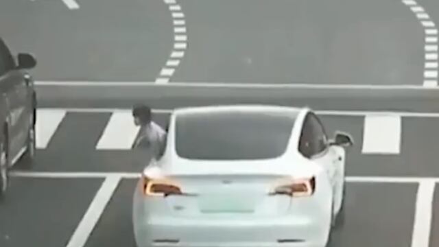 Una niña cayó de una ventanilla de un carro en la ciudad de Ningbo, en China; el hecho se volvió viral pues la menor quedó en medio de la carretera.