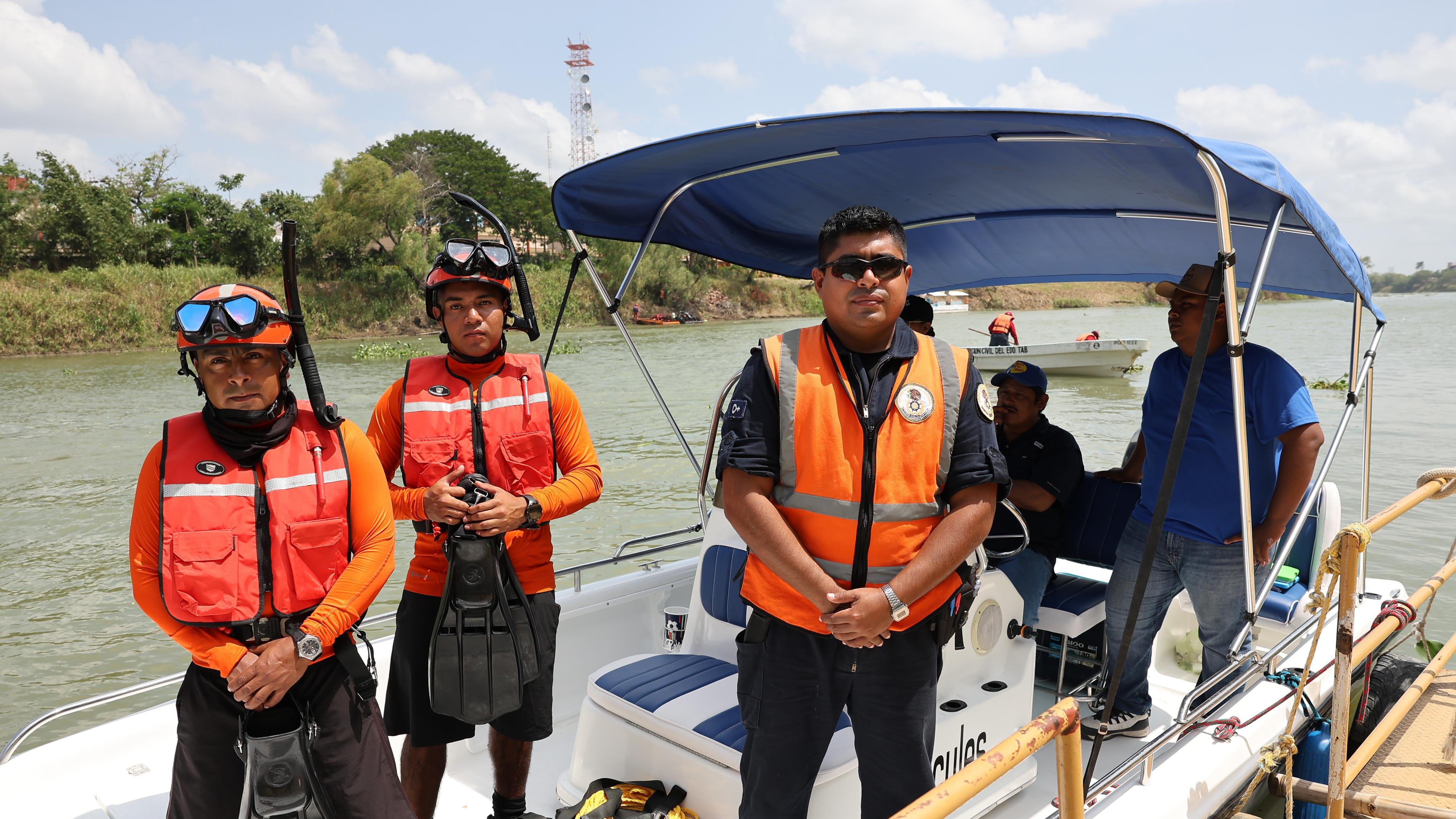 Javier May recibe a competidores de las 50 Leguas del Grijalva en Frontera