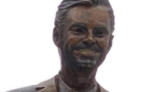 Estatua de Eugenio Derbez en Acapulco