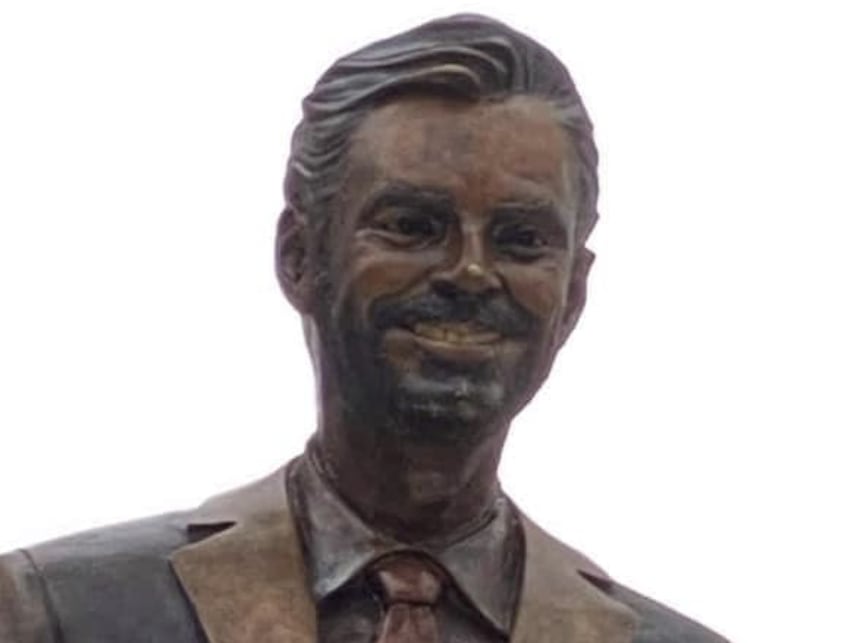 Estatua de Eugenio Derbez en Acapulco