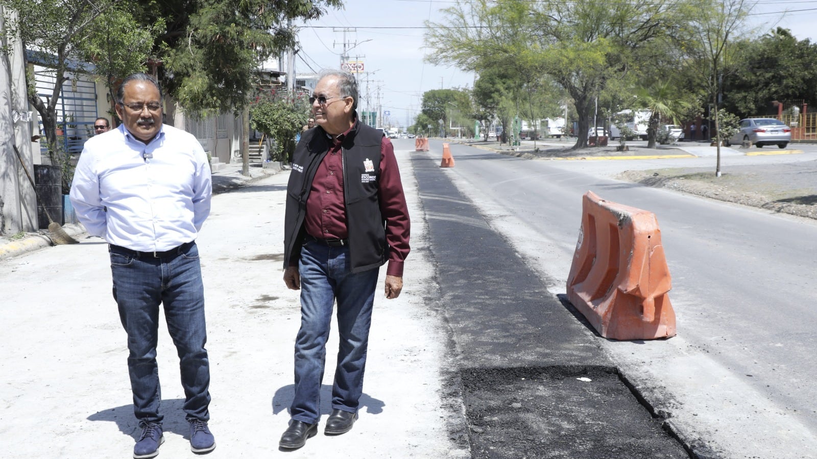 Andrés Mijes supervisa recarpeteo en avenida Agualeguas tras fuga en drenaje