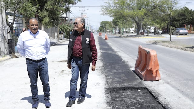 Escobedo apoya reparación de fugas con trabajos de pavimentación