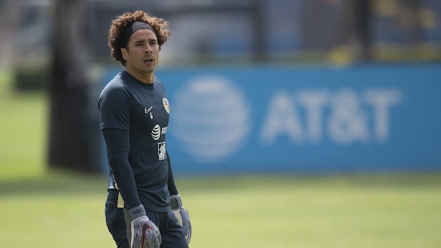 Guillermo Ochoa en un entrenamiento con las Águilas