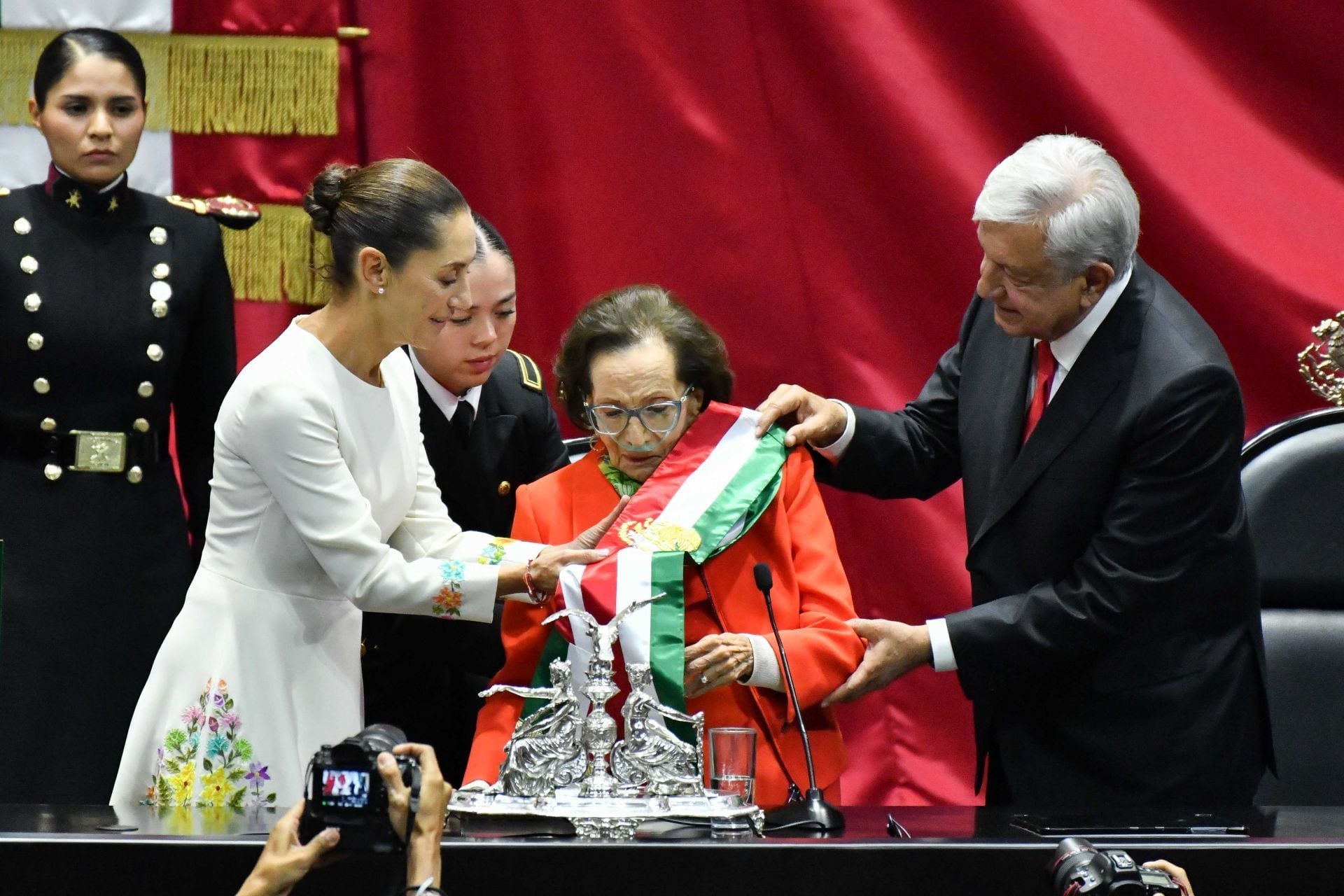 Claudia Sheinbaum, recibe la banda presidencial de Manos de Ifigenia Martínez, presidenta de la mesa directiva y de Andrés Manuel López Obrador, expresidente de México