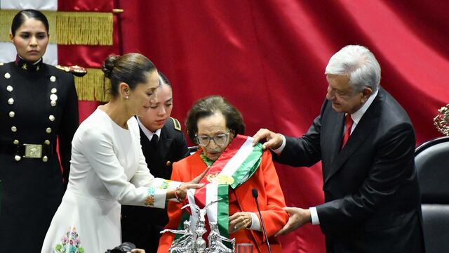 Claudia Sheinbaum, recibe la banda presidencial de Manos de Ifigenia Martínez, presidenta de la mesa directiva y de Andrés Manuel López Obrador, expresidente de México
