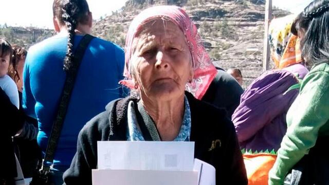 Ernestina Díaz concluye su primaria a los 81 años en la Sierra Tarahumara
