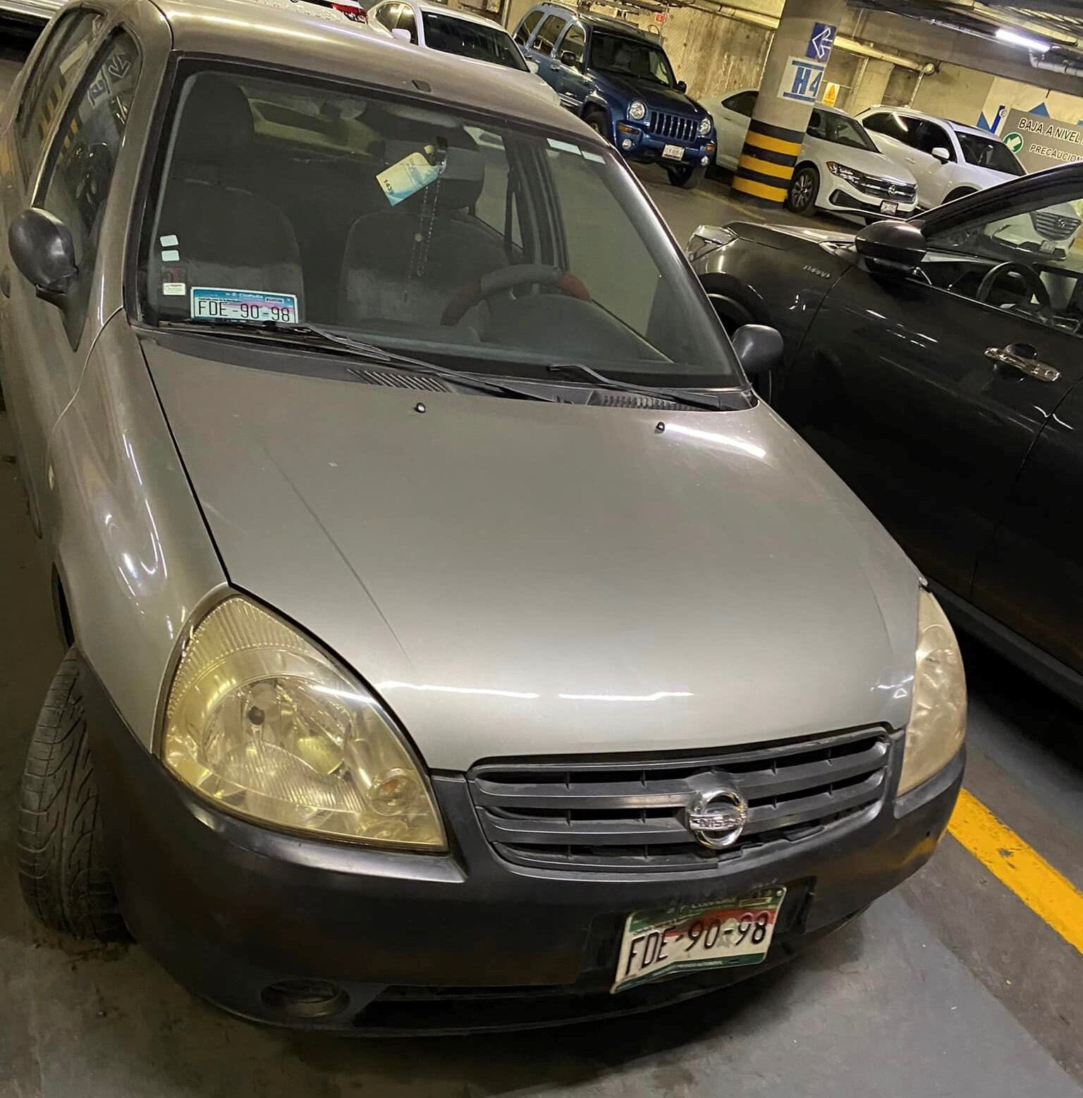 Carro olvidado en un estacionamiento por más de 13 años