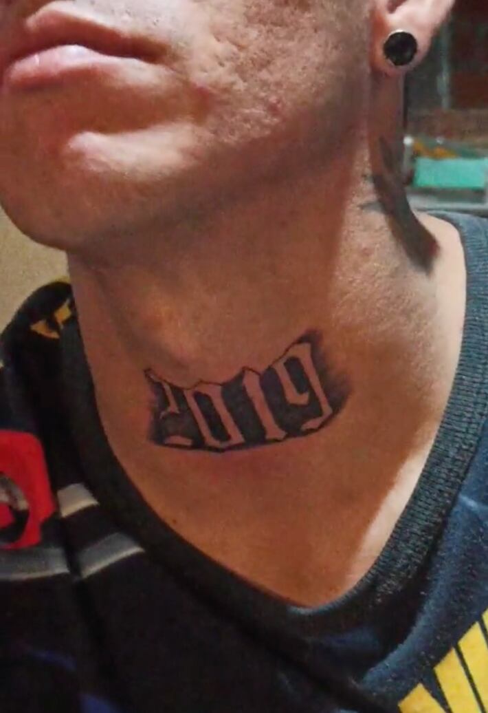 Tatuaje fallido del año de nacimiento de su hija