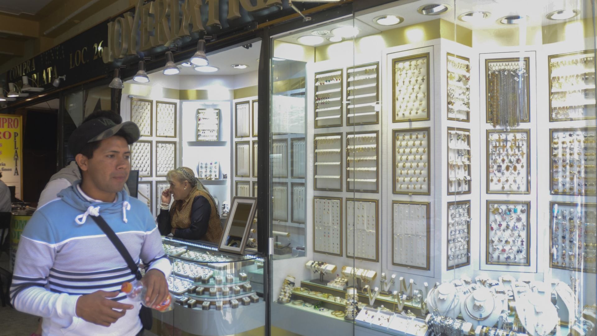 Centro Joyero consigue retiro de vallas tras desplome en ventas