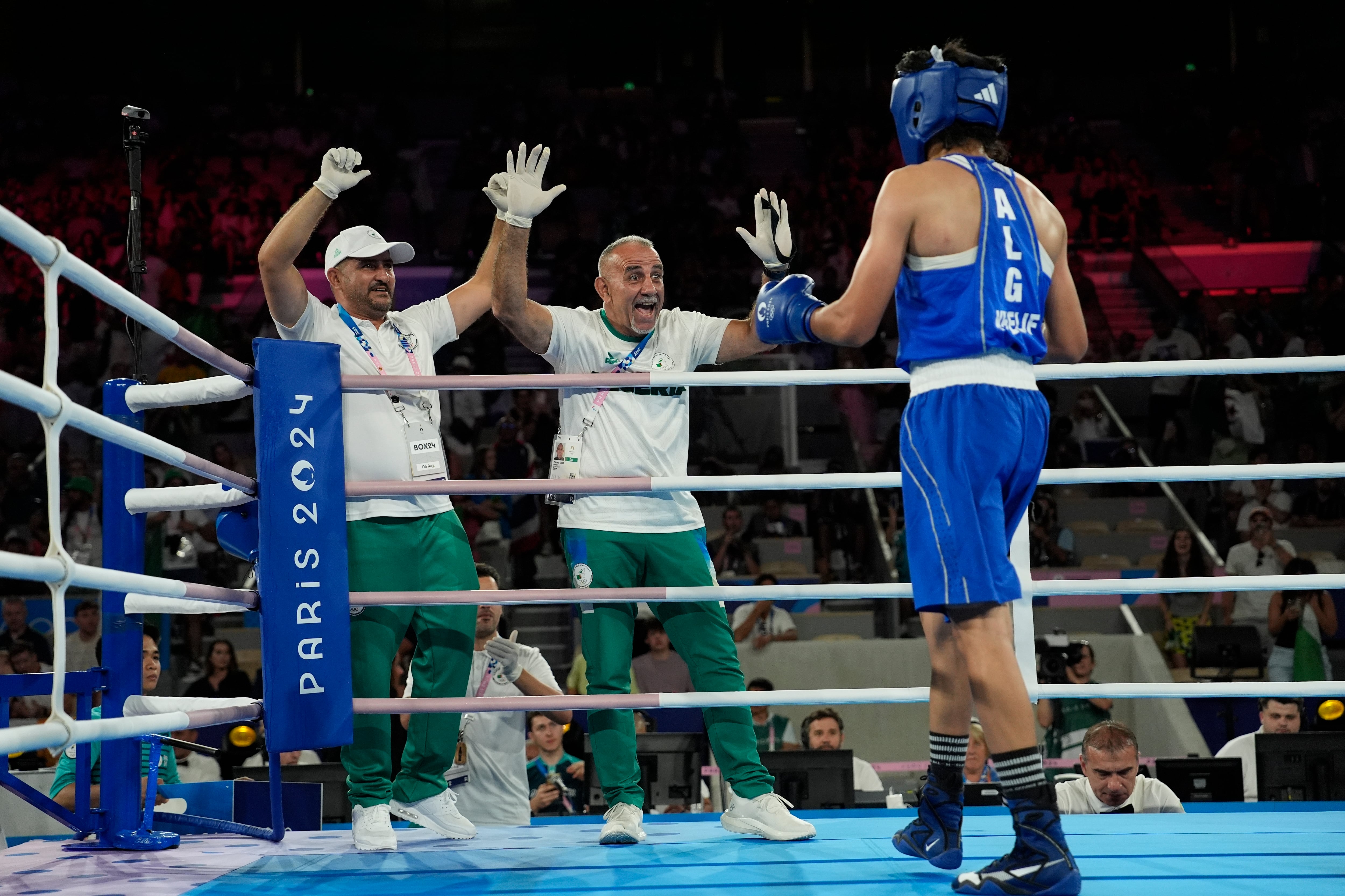 Imane Khelif festeja su pase a la final del boxeo en París 2024.