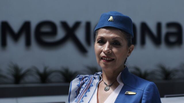Trabajadores jubilados de Mexicana de aviación en la Terminal 1 del Aeropuerto