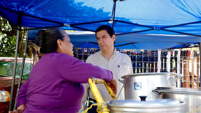 Felipe Canales recorre mercadito de Jardines del Canadá en Escobedo