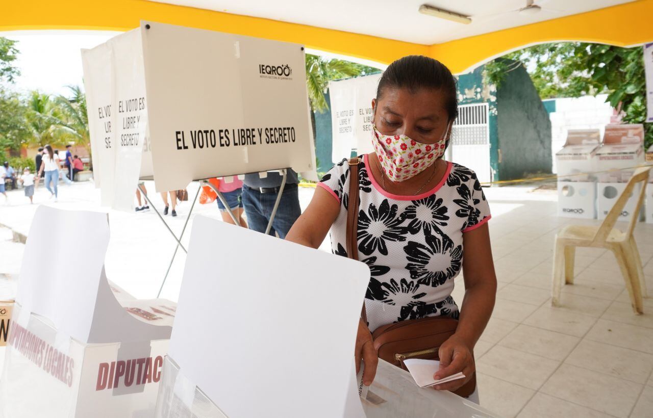Mujer votando en Quintana Roo