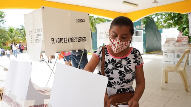 Mujer votando en Quintana Roo