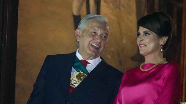 AMLO y Beatriz Gutiérrez Müller durante la ceremonia de El Grito de Independencia