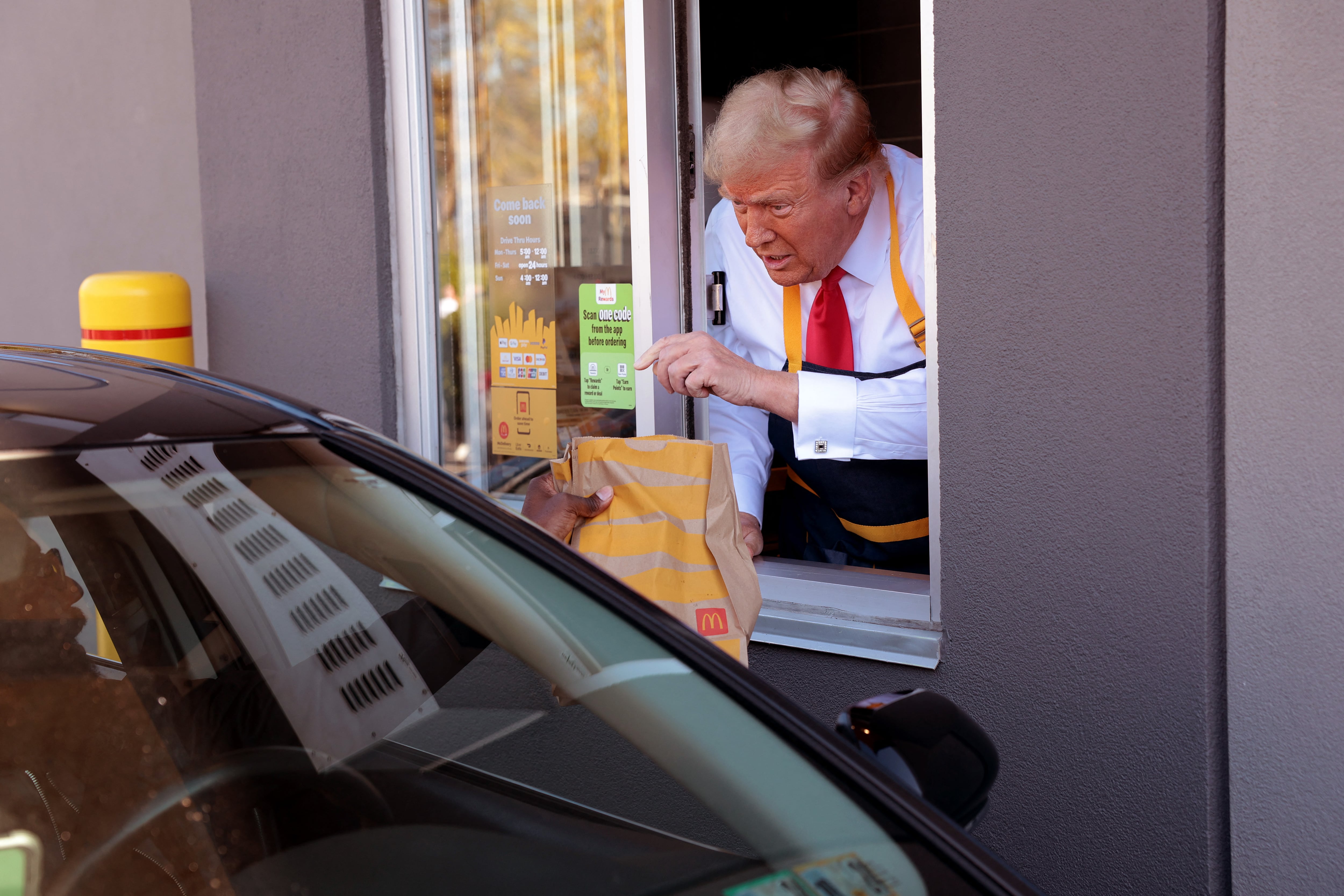 Donald Trump trabaja en McDonalds por un día