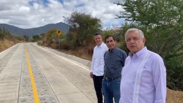 AMLO en el camino rural