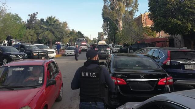Cuerpos de emergencia se encuentran alrededor del Colegio Cervantes en Torreón, Coahuila.
