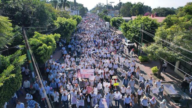 Marchan maestros por asesinato de su compañera Alejandra Soto