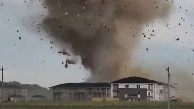 Escombros de casas vuelan por los aires por un tornado en Indiana, Estados Unidos