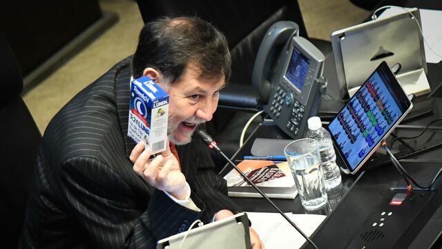 Gerardo Fernández Noroña, presidente de la mesa directiva, manda una caja de té de tila a Ricardo Anaya