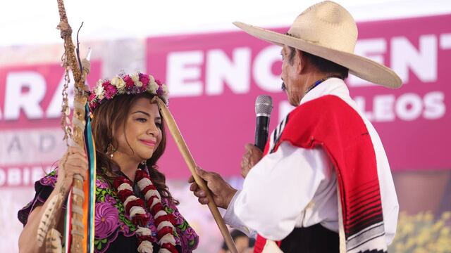 Clara Brugada recibiendo bastón de mando de pueblos originarios