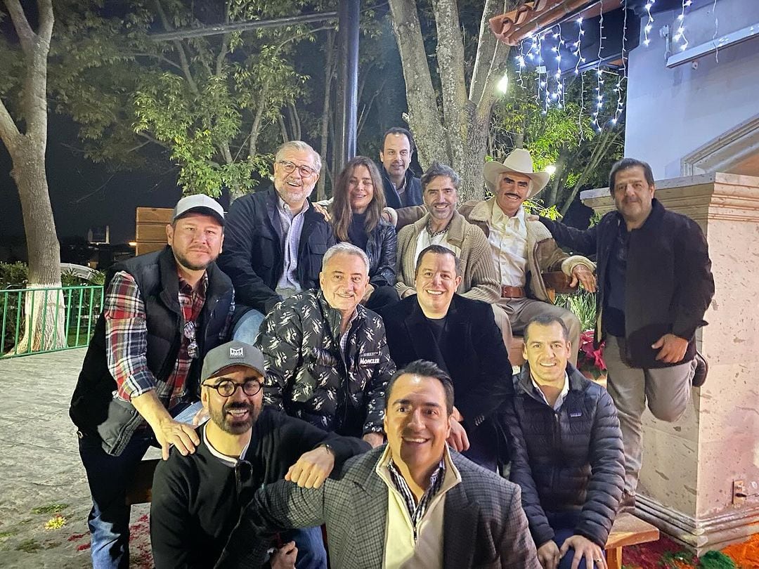 Amigos de Vicente Fernández posan con su estatua hiperrealista.