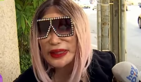 Lyn May con peluca mal acomodada.