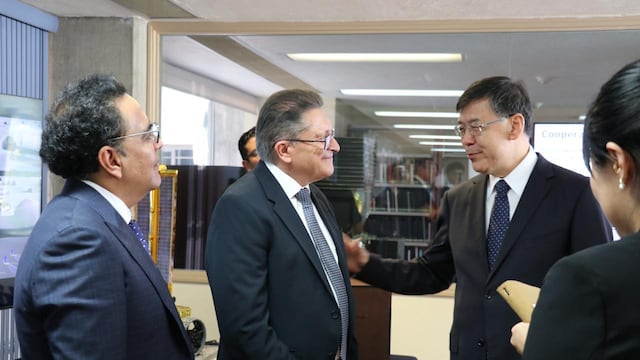 China conoce la misión lunar mexicana Colmena-2.