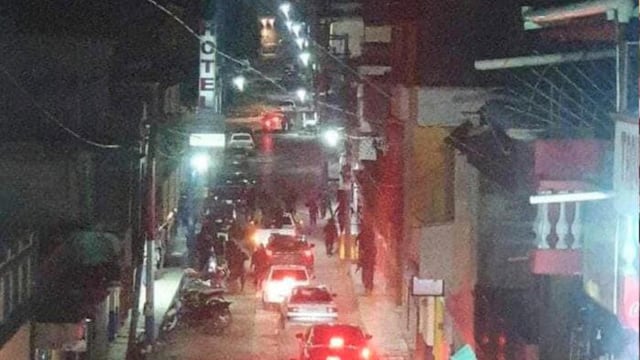 Hombres armados desfilan en municipios de Chiapas