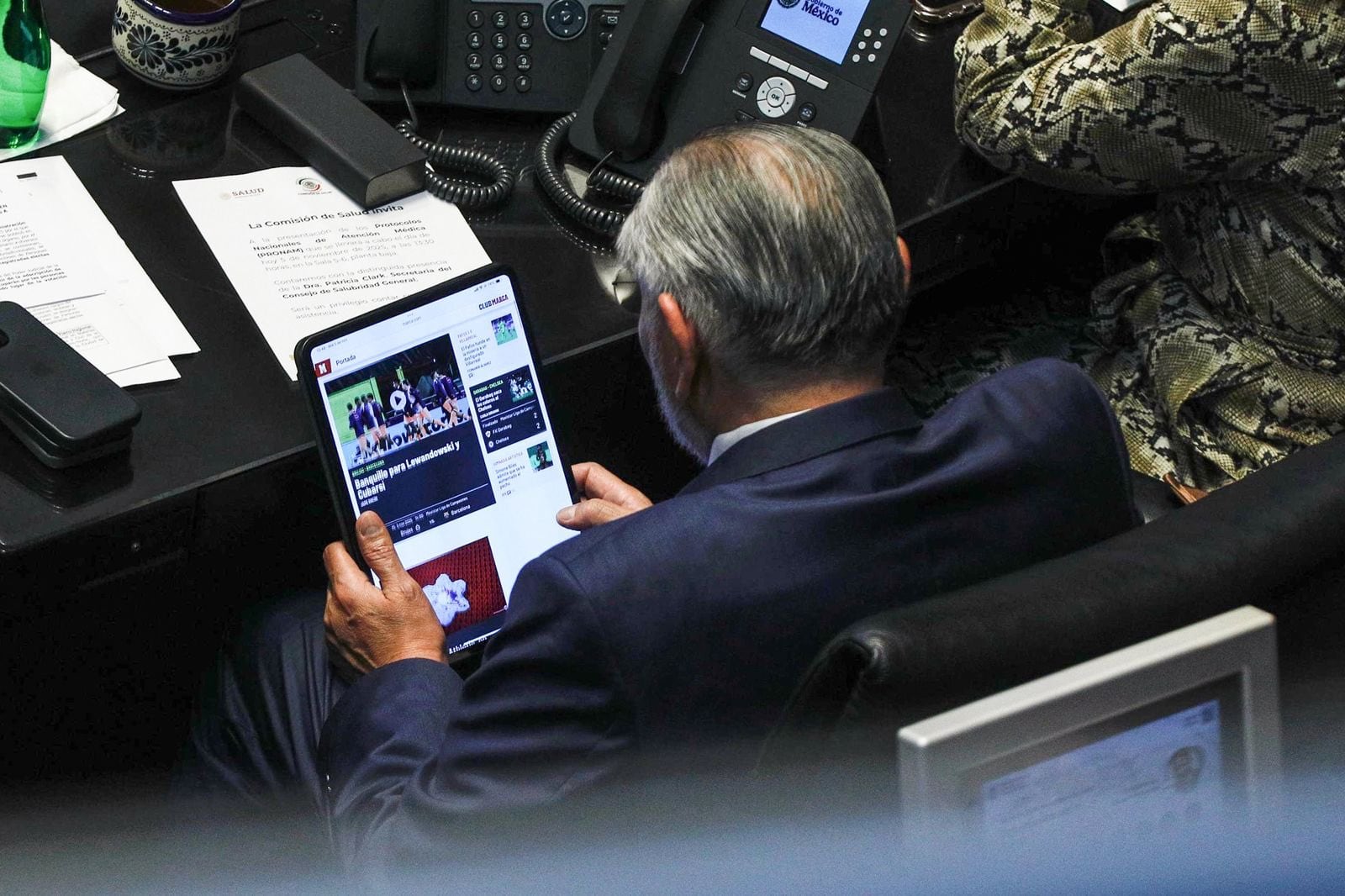 Exhiben a Adán Augusto López en el Senado