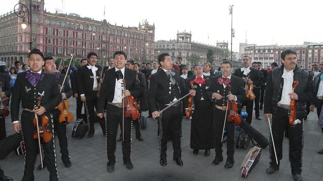 Mariachis afuera de Palacio Nacional